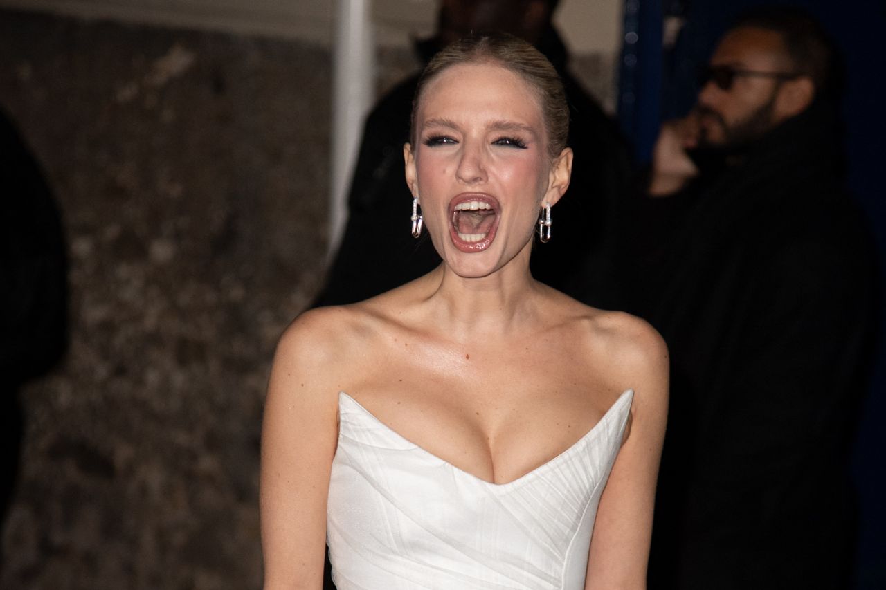 LEONIE HANNE AT MUGLER SHOW AT PARIS FASHION WEEK2